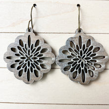 Load image into Gallery viewer, Scallop Burst Drop Earrings