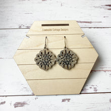 Load image into Gallery viewer, Scallop Burst Drop Earrings